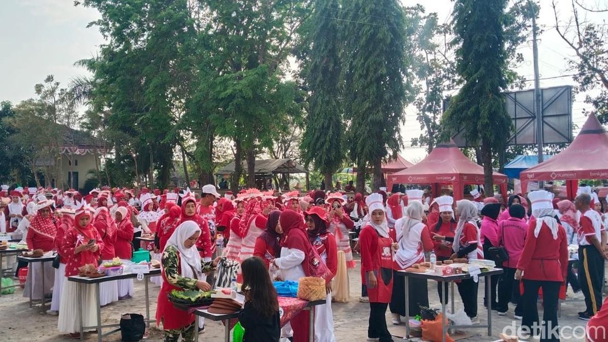 Adu Kostum hingga Gunungan Ikan Meriahkan Festival Bandeng Lele Lamongan
