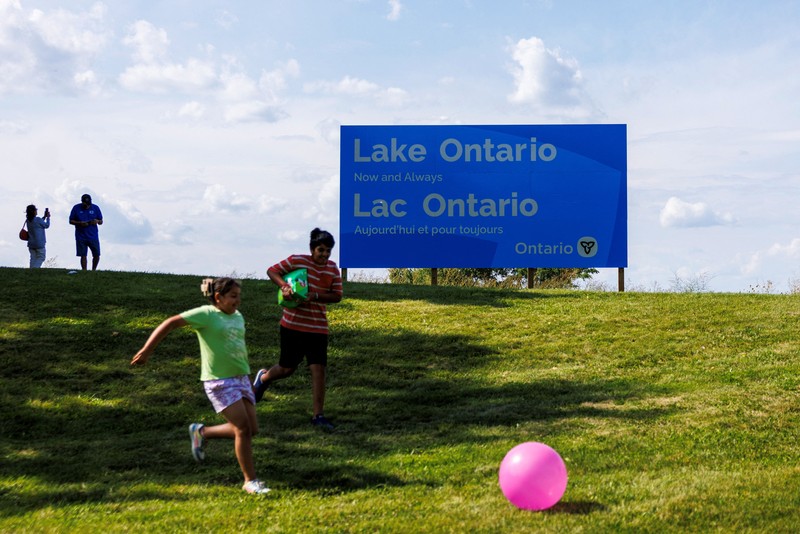 Premier Ontario Doug Ford pasang papan peringatan usai Trump terbitkan perintah eksekutif ubah nama Danau Ontario, Minggu (30/8/2026). (REUTERS/Carlos Osorio)