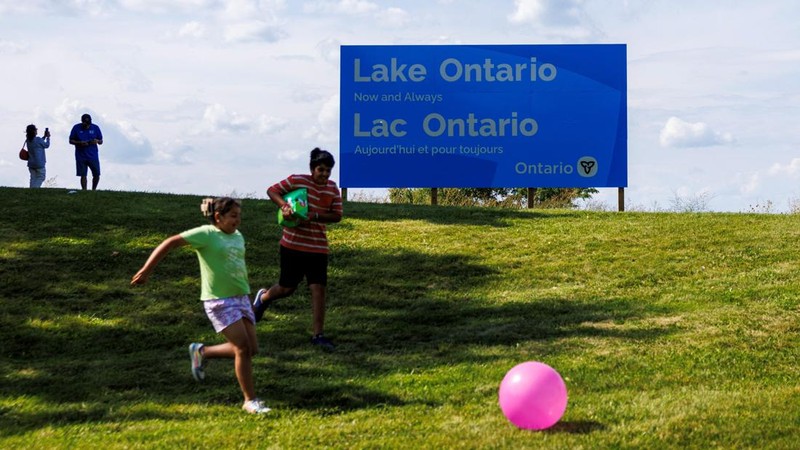 Premier Ontario Doug Ford pasang papan peringatan usai Trump terbitkan perintah eksekutif ubah nama Danau Ontario, Minggu (30/8/2026). (REUTERS/Carlos Osorio)