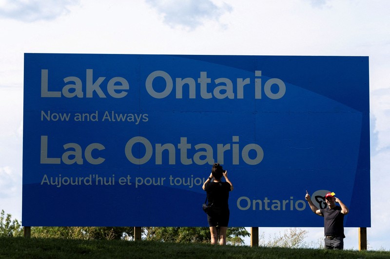 Premier Ontario Doug Ford pasang papan peringatan usai Trump terbitkan perintah eksekutif ubah nama Danau Ontario, Minggu (30/8/2026). (REUTERS/Carlos Osorio)