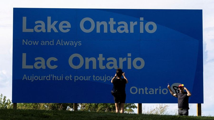 Premier Ontario Doug Ford pasang papan peringatan usai Trump terbitkan perintah eksekutif ubah nama Danau Ontario, Minggu (30/8/2026). (REUTERS/Carlos Osorio)