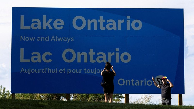 Premier Ontario Doug Ford pasang papan peringatan usai Trump terbitkan perintah eksekutif ubah nama Danau Ontario, Minggu (30/8/2026). (REUTERS/Carlos Osorio)