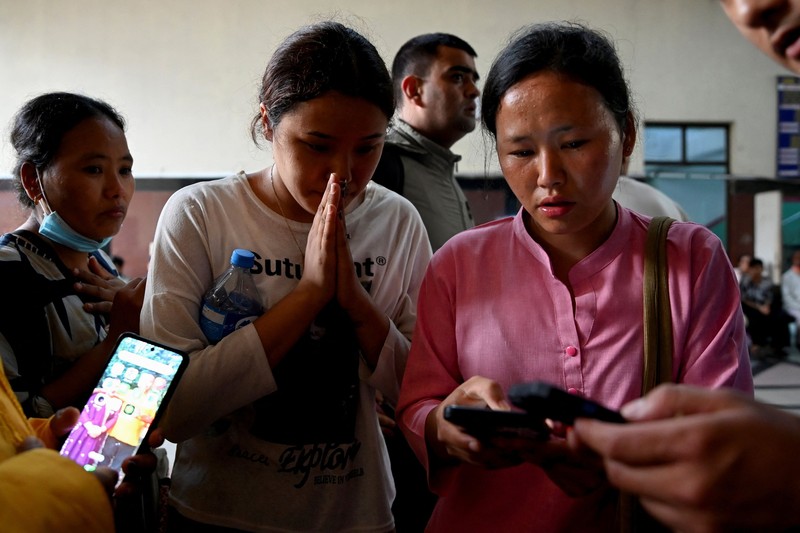 Ribuan keluarga mendatangi rumah sakit di Kathmandu untuk mencari kejelasan nasib anggota keluarga yang hilang akibat banjir bandang mematikan di wilayah perbatasan Nepal dan Tibet, Sabtu (29/8/2026). (REUTERS/Monika Malla)
