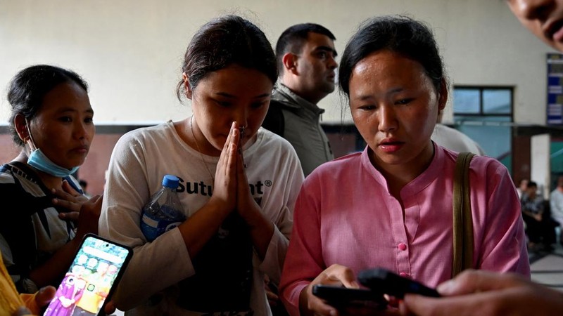 Ribuan keluarga mendatangi rumah sakit di Kathmandu untuk mencari kejelasan nasib anggota keluarga yang hilang akibat banjir bandang mematikan di wilayah perbatasan Nepal dan Tibet, Sabtu (29/8/2026). (REUTERS/Monika Malla)