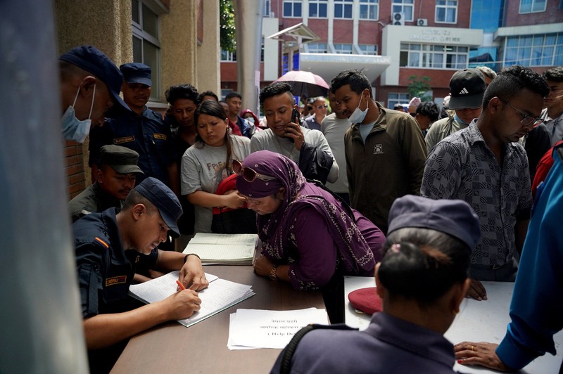 Ribuan keluarga mendatangi rumah sakit di Kathmandu untuk mencari kejelasan nasib anggota keluarga yang hilang akibat banjir bandang mematikan di wilayah perbatasan Nepal dan Tibet, Sabtu (29/8/2026). (REUTERS/Monika Malla)