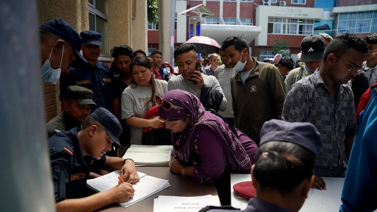 Potret Sesaknya Rumah Sakit Kathmandu Dibanjiri Keluarga Korban