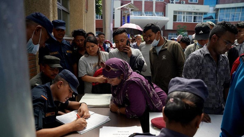 Ribuan keluarga mendatangi rumah sakit di Kathmandu untuk mencari kejelasan nasib anggota keluarga yang hilang akibat banjir bandang mematikan di wilayah perbatasan Nepal dan Tibet, Sabtu (29/8/2026). (REUTERS/Monika Malla)