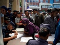 Ribuan keluarga mendatangi rumah sakit di Kathmandu untuk mencari kejelasan nasib anggota keluarga yang hilang akibat banjir bandang mematikan di wilayah perbatasan Nepal dan Tibet, Sabtu (29/8/2026). (REUTERS/Monika Malla)