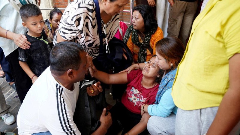Ribuan keluarga mendatangi rumah sakit di Kathmandu untuk mencari kejelasan nasib anggota keluarga yang hilang akibat banjir bandang mematikan di wilayah perbatasan Nepal dan Tibet, Sabtu (29/8/2026). (REUTERS/Monika Malla)