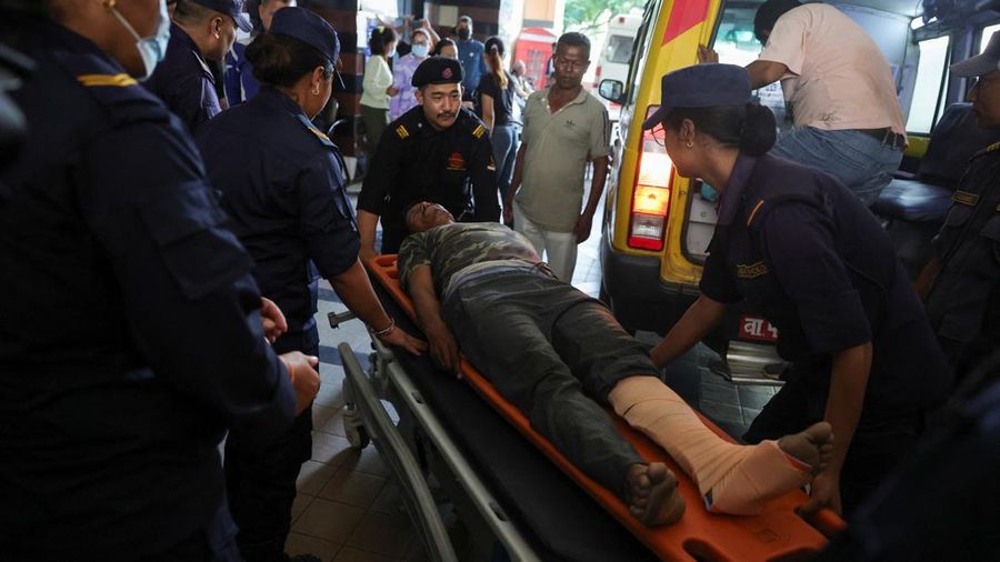 Ribuan keluarga mendatangi rumah sakit di Kathmandu untuk mencari kejelasan nasib anggota keluarga yang hilang akibat banjir bandang mematikan di wilayah perbatasan Nepal dan Tibet, Sabtu (29/8/2026). (REUTERS/Monika Malla)