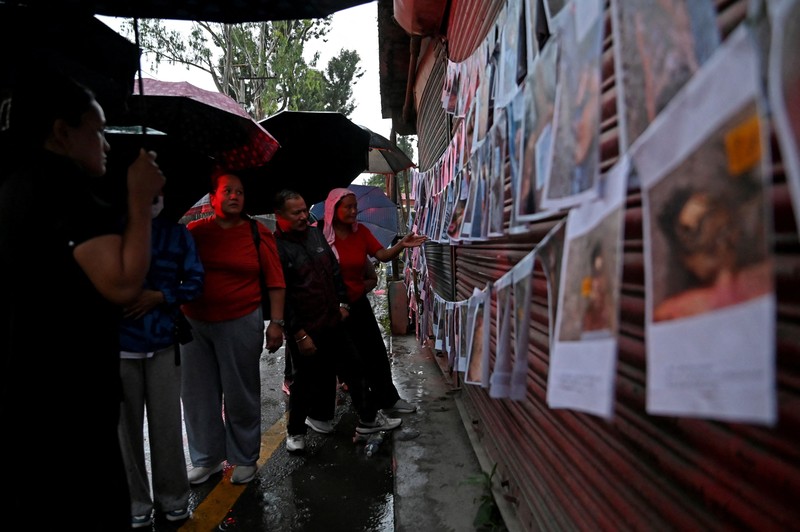 Ribuan keluarga mendatangi rumah sakit di Kathmandu untuk mencari kejelasan nasib anggota keluarga yang hilang akibat banjir bandang mematikan di wilayah perbatasan Nepal dan Tibet, Sabtu (29/8/2026). (REUTERS/Monika Malla)