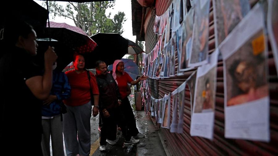 Ribuan keluarga mendatangi rumah sakit di Kathmandu untuk mencari kejelasan nasib anggota keluarga yang hilang akibat banjir bandang mematikan di wilayah perbatasan Nepal dan Tibet, Sabtu (29/8/2026). (REUTERS/Monika Malla)