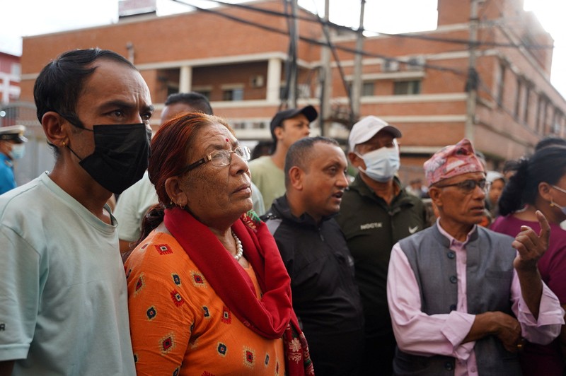 Ribuan keluarga mendatangi rumah sakit di Kathmandu untuk mencari kejelasan nasib anggota keluarga yang hilang akibat banjir bandang mematikan di wilayah perbatasan Nepal dan Tibet, Sabtu (29/8/2026). (REUTERS/Monika Malla)