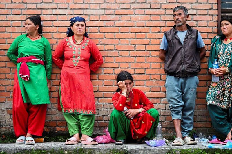 Ribuan keluarga mendatangi rumah sakit di Kathmandu untuk mencari kejelasan nasib anggota keluarga yang hilang akibat banjir bandang mematikan di wilayah perbatasan Nepal dan Tibet, Sabtu (29/8/2026). (REUTERS/Monika Malla)