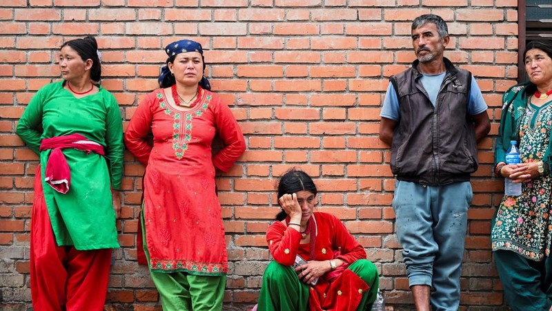 Ribuan keluarga mendatangi rumah sakit di Kathmandu untuk mencari kejelasan nasib anggota keluarga yang hilang akibat banjir bandang mematikan di wilayah perbatasan Nepal dan Tibet, Sabtu (29/8/2026). (REUTERS/Monika Malla)