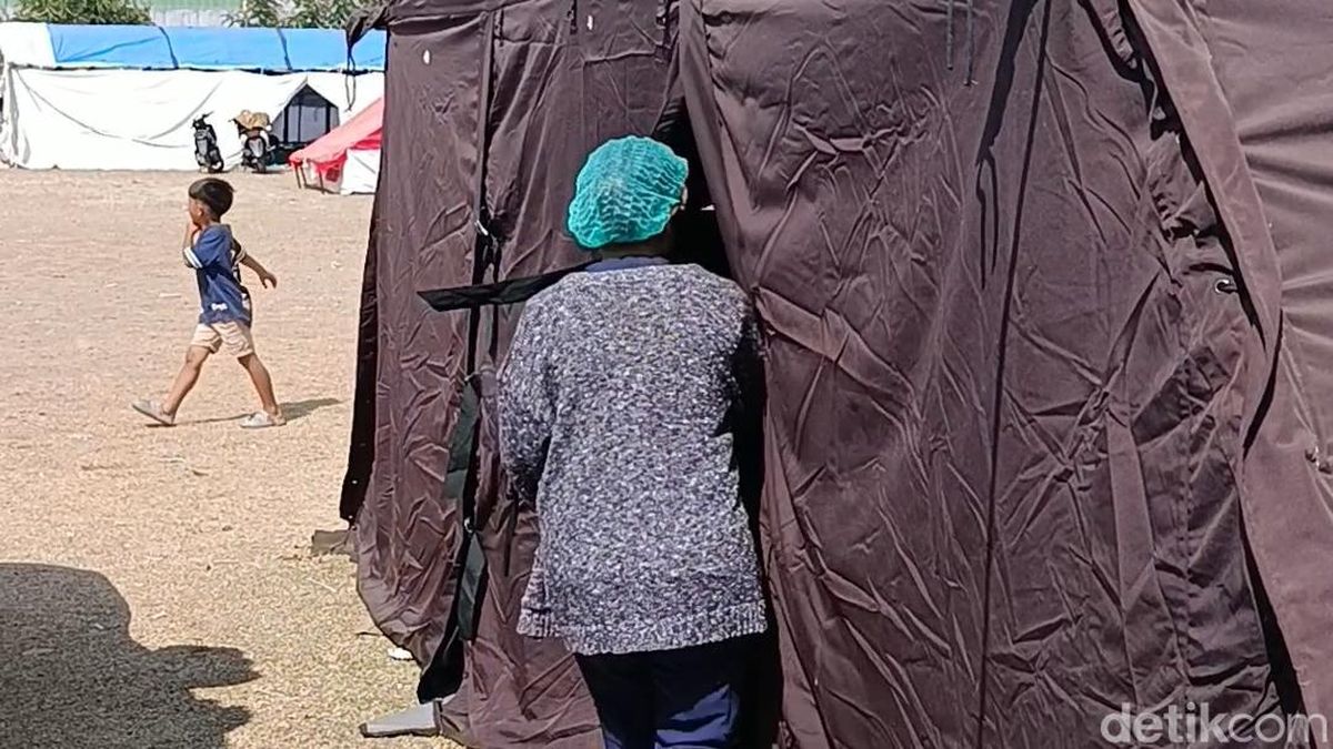 bidan Tangani Ibu Hamil di Tenda Pengungsian Gempa NTT
