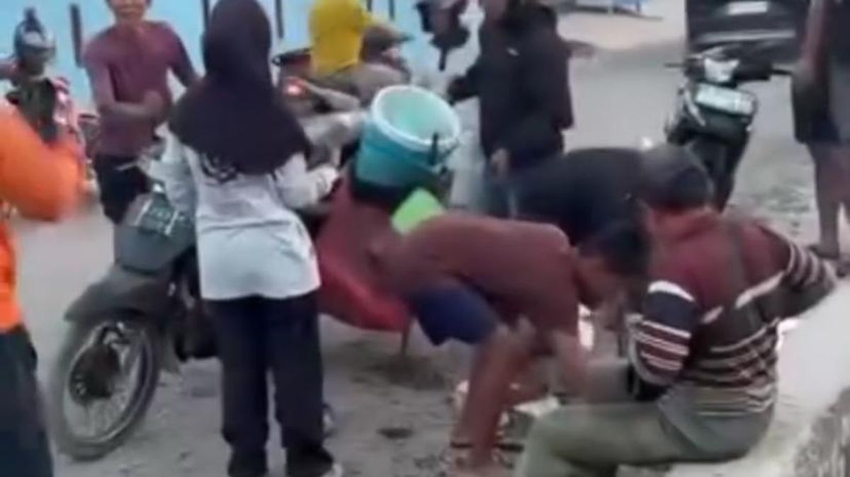 Pedagang Bakso Tertimpa Kuah Panas Usai Jatuh dari Motor di Parepare