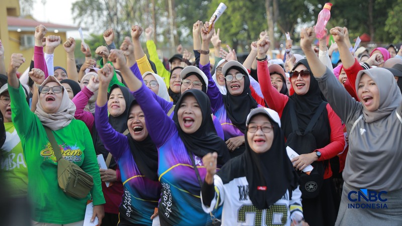Warga mengikuti kegiatan Zumba di Pusat Kegiatan Olahraga (PKOR), Bandar Lampung, Lampung, Minggu (30/8/2026). (CNBC Indonesia/Muhammad Sabki)