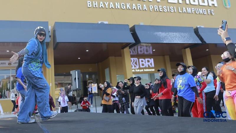 Warga mengikuti kegiatan Zumba di Pusat Kegiatan Olahraga (PKOR), Bandar Lampung, Lampung, Minggu (30/8/2026). (CNBC Indonesia/Muhammad Sabki)