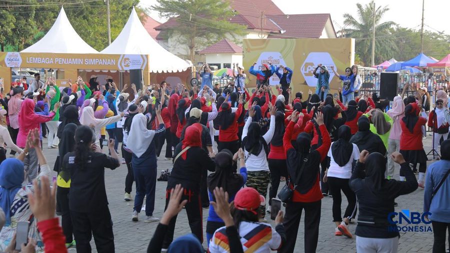 Warga mengikuti kegiatan Zumba di Pusat Kegiatan Olahraga (PKOR), Bandar Lampung, Lampung, Minggu (30/8/2026). (CNBC Indonesia/Muhammad Sabki)