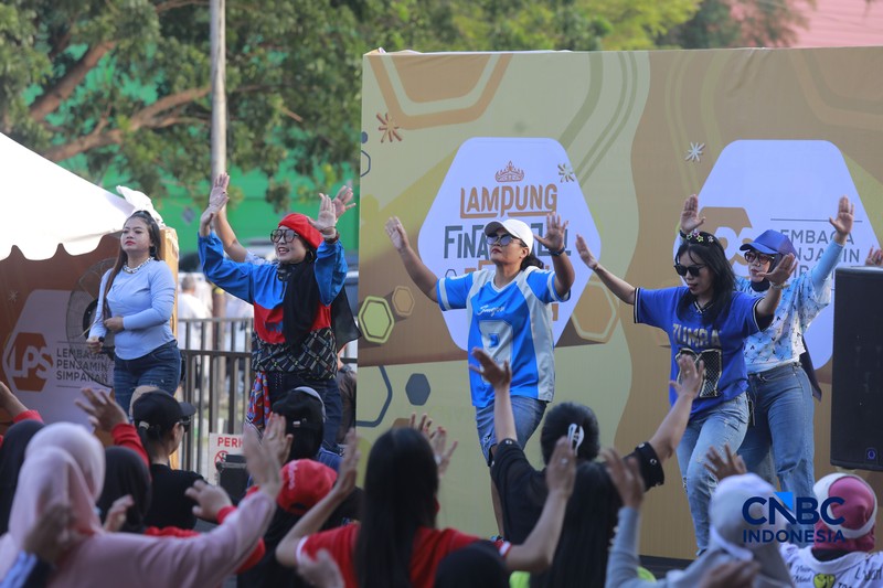 Warga mengikuti kegiatan Zumba di Pusat Kegiatan Olahraga (PKOR), Bandar Lampung, Lampung, Minggu (30/8/2026). (CNBC Indonesia/Muhammad Sabki)