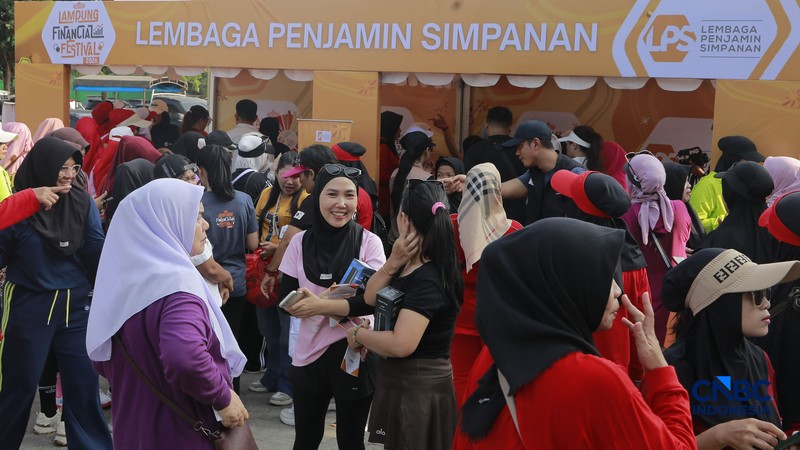 Warga mengikuti kegiatan Zumba di Pusat Kegiatan Olahraga (PKOR), Bandar Lampung, Lampung, Minggu (30/8/2026). (CNBC Indonesia/Muhammad Sabki)