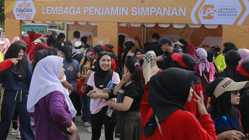 Warga mengunjungi booth edukasi Lembaga Penjamin Simpanan (LPS) di Pusat Kegiatan Olahraga (PKOR), Bandar Lampung, Lampung, Minggu (30/8/2026). (CNBC Indonesia/Muhammad Sabki)