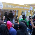 Warga mengunjungi booth edukasi Lembaga Penjamin Simpanan (LPS) di Pusat Kegiatan Olahraga (PKOR), Bandar Lampung, Lampung, Minggu (30/8/2026). (CNBC Indonesia/Muhammad Sabki)