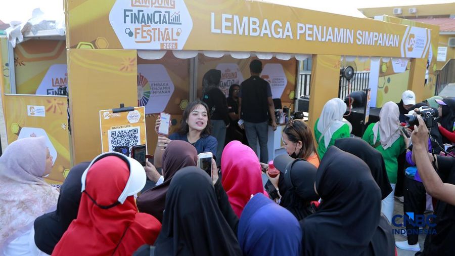 Warga mengunjungi booth edukasi Lembaga Penjamin Simpanan (LPS) di Pusat Kegiatan Olahraga (PKOR), Bandar Lampung, Lampung, Minggu (30/8/2026). (CNBC Indonesia/Muhammad Sabki)