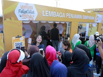 Warga mengunjungi booth edukasi Lembaga Penjamin Simpanan (LPS) di Pusat Kegiatan Olahraga (PKOR), Bandar Lampung, Lampung, Minggu (30/8/2026). (CNBC Indonesia/Muhammad Sabki)