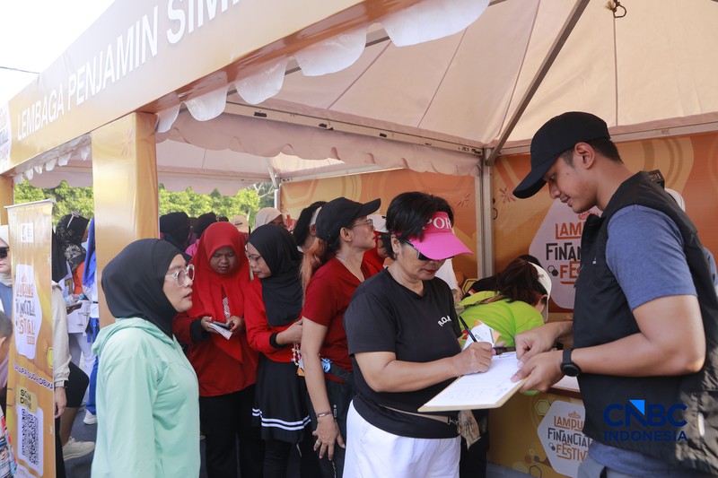 Warga mengikuti kegiatan Zumba di Pusat Kegiatan Olahraga (PKOR), Bandar Lampung, Lampung, Minggu (30/8/2026). (CNBC Indonesia/Muhammad Sabki)