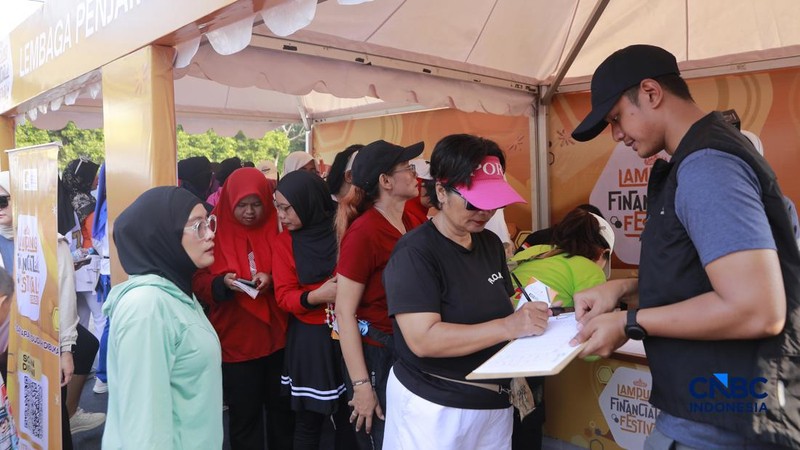 Warga mengunjungi booth edukasi Lembaga Penjamin Simpanan (LPS) di Pusat Kegiatan Olahraga (PKOR), Bandar Lampung, Lampung, Minggu (30/8/2026). (CNBC Indonesia/Muhammad Sabki)
