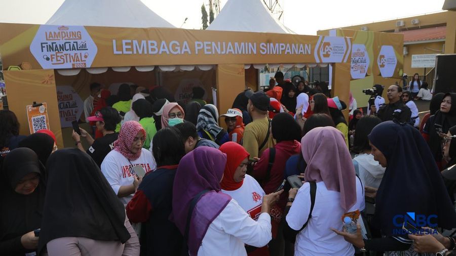 Warga mengunjungi booth edukasi Lembaga Penjamin Simpanan (LPS) di Pusat Kegiatan Olahraga (PKOR), Bandar Lampung, Lampung, Minggu (30/8/2026). (CNBC Indonesia/Muhammad Sabki)