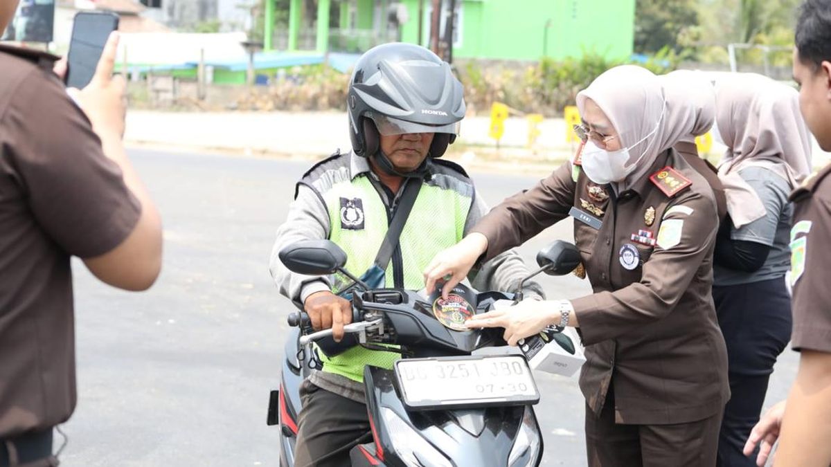 Kabut Asap, Kejari Banyuasin Bagikan Masker ke Pengendara
