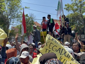 Carut-marut Parkir Digital Surabaya Bikin Ratusan Jukir Demo di Balai Kota
