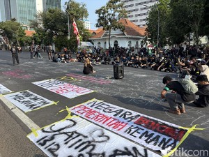Mahasiswa Aksi di Grahadi Tuntut Prioritaskan Anggaran untuk Bencana