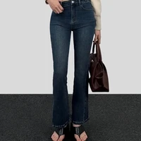 Bosan Siluet Skinny dan Wide-Leg? Flared Jeans Ini Bikin Kaki Terlihat Jenjang 