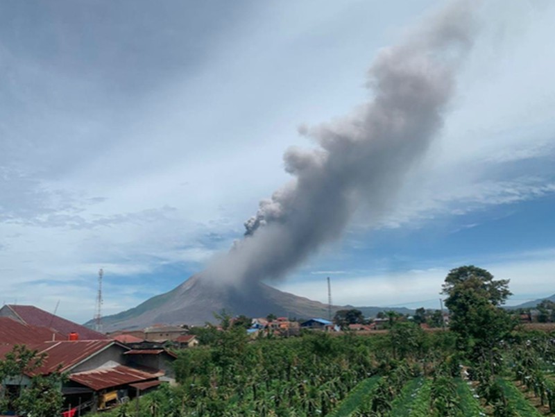Gunung Sinabung yang berada di wilayah administratif Desa Ndokum Siroga, Kecamatan Simpang Empat, Kabupaten Karo di Kabupaten Karo, Provinsi Sumatera Utara, mengalami erupsi pada Senin (31/8) sekitar pukul 12.00 WIB. (Instagram/badan.geologi)