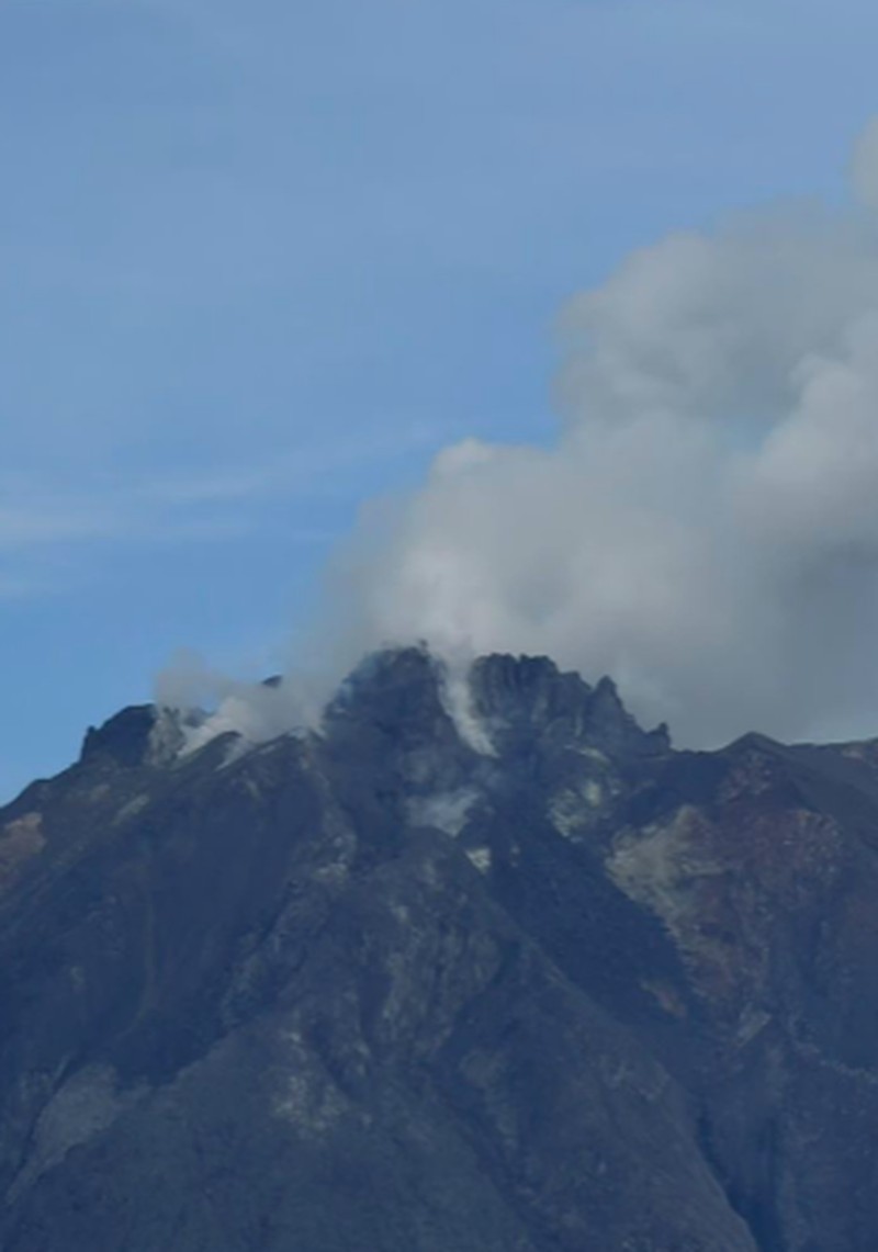 Gunung Sinabung yang berada di wilayah administratif Desa Ndokum Siroga, Kecamatan Simpang Empat, Kabupaten Karo di Kabupaten Karo, Provinsi Sumatera Utara, mengalami erupsi pada Senin (31/8) sekitar pukul 12.00 WIB. (Instagram/badan.geologi)