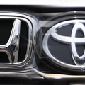 Foto kolase logo Toyota dan Honda. (CNBC Indonesia)