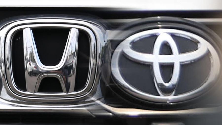 Foto kolase logo Toyota dan Honda. (CNBC Indonesia)