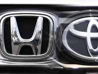 Foto kolase logo Toyota dan Honda. (CNBC Indonesia)