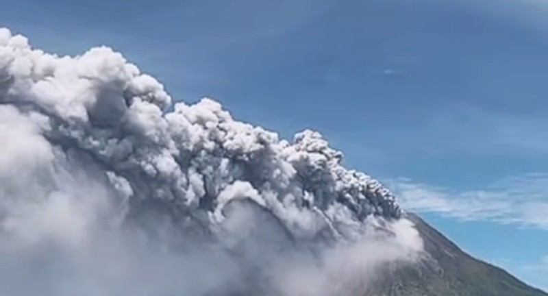 Gunung Sinabung yang berada di wilayah administratif Desa Ndokum Siroga, Kecamatan Simpang Empat, Kabupaten Karo di Kabupaten Karo, Provinsi Sumatera Utara, mengalami erupsi pada Senin (31/8) sekitar pukul 12.00 WIB. (Instagram/badan.geologi)