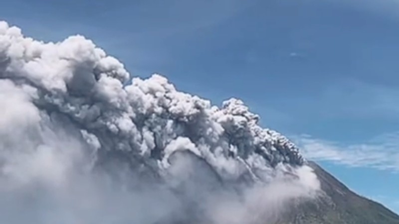 Gunung Sinabung yang berada di wilayah administratif Desa Ndokum Siroga, Kecamatan Simpang Empat, Kabupaten Karo di Kabupaten Karo, Provinsi Sumatera Utara, mengalami erupsi pada Senin (31/8) sekitar pukul 12.00 WIB. (Dok. BNPB)