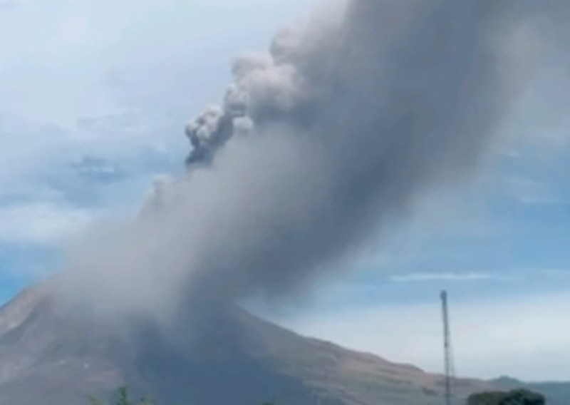 Gunung Sinabung yang berada di wilayah administratif Desa Ndokum Siroga, Kecamatan Simpang Empat, Kabupaten Karo di Kabupaten Karo, Provinsi Sumatera Utara, mengalami erupsi pada Senin (31/8) sekitar pukul 12.00 WIB. (Instagram/badan.geologi)