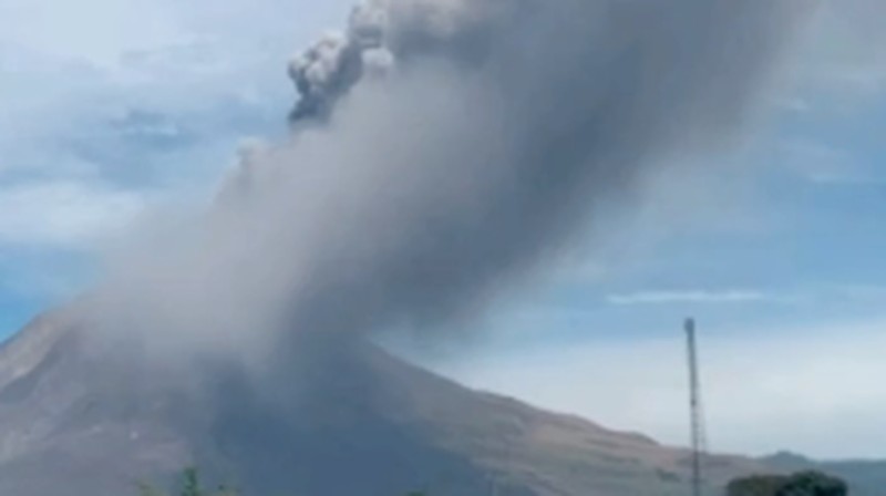 Gunung Sinabung yang berada di wilayah administratif Desa Ndokum Siroga, Kecamatan Simpang Empat, Kabupaten Karo di Kabupaten Karo, Provinsi Sumatera Utara, mengalami erupsi pada Senin (31/8) sekitar pukul 12.00 WIB. (Instagram/badan.geologi)