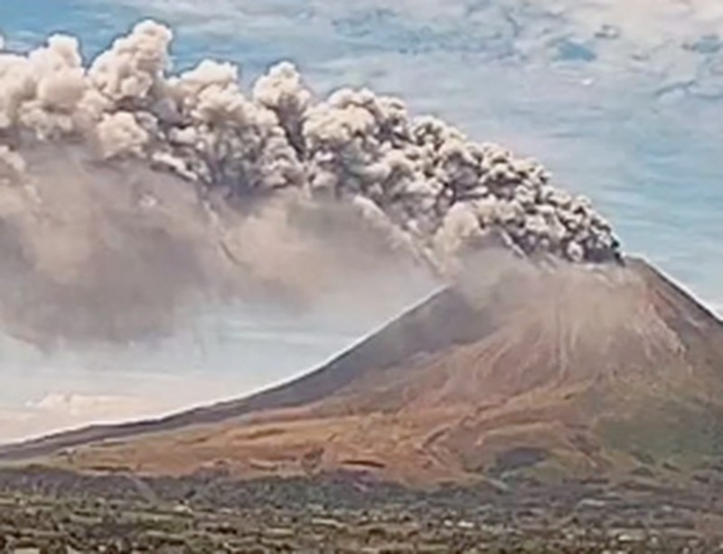 Gunung Sinabung yang berada di wilayah administratif Desa Ndokum Siroga, Kecamatan Simpang Empat, Kabupaten Karo di Kabupaten Karo, Provinsi Sumatera Utara, mengalami erupsi pada Senin (31/8) sekitar pukul 12.00 WIB. (Instagram/badan.geologi)