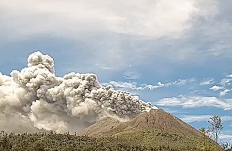 Gunung Sinabung yang berada di wilayah administratif Desa Ndokum Siroga, Kecamatan Simpang Empat, Kabupaten Karo di Kabupaten Karo, Provinsi Sumatera Utara, mengalami erupsi pada Senin (31/8) sekitar pukul 12.00 WIB. (Instagram/badan.geologi)