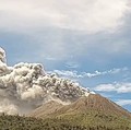 Gunung Sinabung yang berada di wilayah administratif Desa Ndokum Siroga, Kecamatan Simpang Empat, Kabupaten Karo di Kabupaten Karo, Provinsi Sumatera Utara, mengalami erupsi pada Senin (31/8) sekitar pukul 12.00 WIB. (Instagram/badan.geologi)