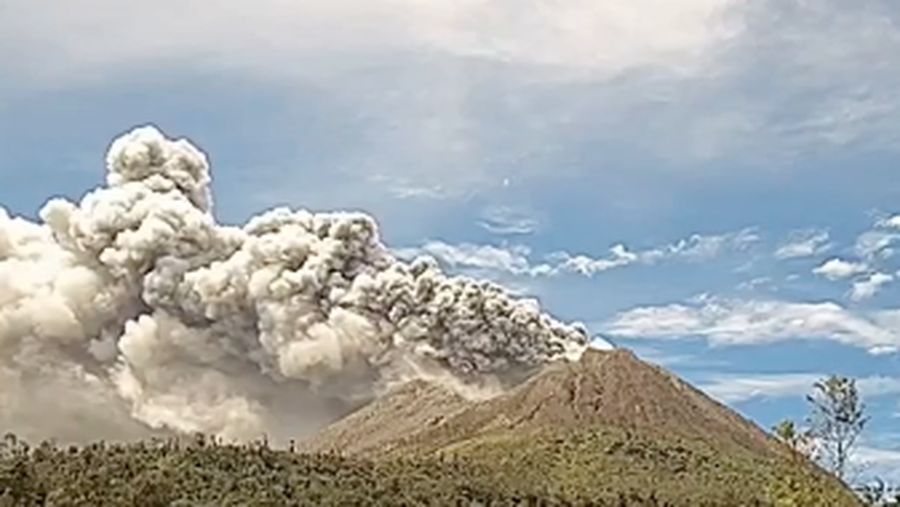 Gunung Sinabung yang berada di wilayah administratif Desa Ndokum Siroga, Kecamatan Simpang Empat, Kabupaten Karo di Kabupaten Karo, Provinsi Sumatera Utara, mengalami erupsi pada Senin (31/8) sekitar pukul 12.00 WIB. (Instagram/badan.geologi)